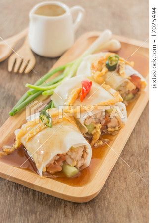 Spring rolls with vegetables and chicken 17025494