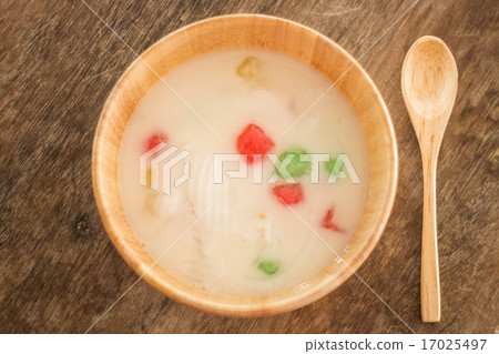 Water chestnut coated with tapioca starch Water chestnut coated with tapioca starch 17025497