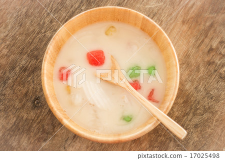 Water chestnut coated with tapioca starch Water chestnut coated with tapioca starch 17025498