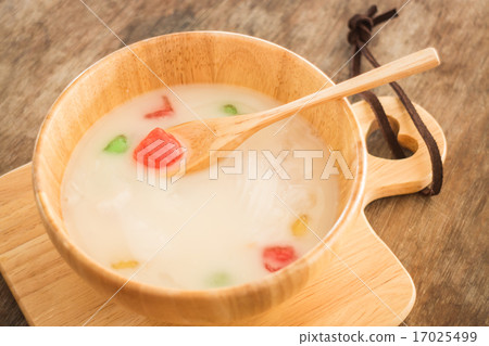 Water chestnut coated with tapioca starch Water chestnut coated with tapioca starch 17025499