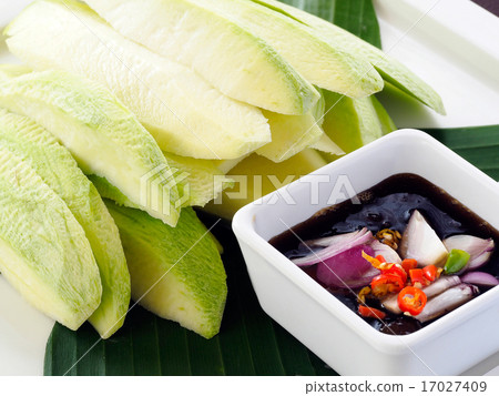 Sliced mango with sweet fish sauce dip - Popular 17027409