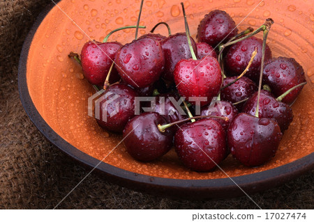 Organic sweet cherries in wooden bowl Organic sweet cherries in wooden bowl 17027474