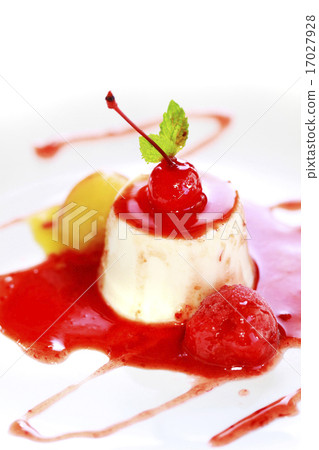 Panna cotta with rasberry sauce 17027928