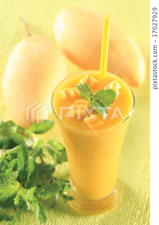 Mango mint smoothie and fresh mangoes 17027929