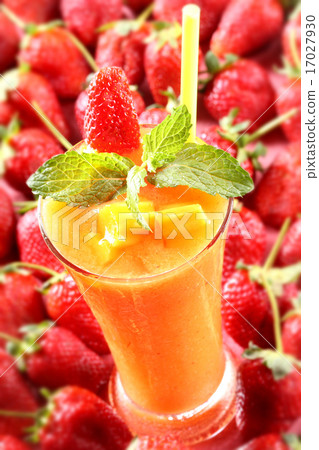 Mango strawberry with mint smoothie 17027930