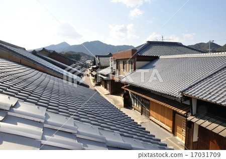 Suzuka mountain range from the townscape of Sekijuku · Orikatei Suzuka mountain range from the townscape of Sekijuku · Orikatei 17031709