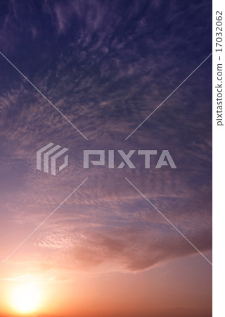 在夕陽下沾染的雲 17032062