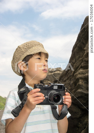 一個孩子在海灘拍攝。小攝影師（三浦半島，長濱海岸） 17036004