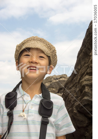 一個孩子在海灘拍攝。小攝影師(三浦半島,長濱海岸) 一個孩子在海灘拍攝。小攝影師(三浦半島,長濱海岸) 17036005