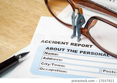 Accident report application form and businessman 17037921