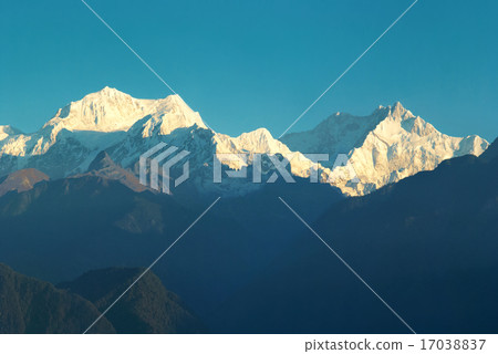 Sunrise above Kangchenjunga 17038837