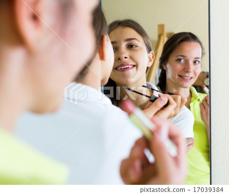 woman making make-up 17039384