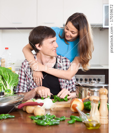 圖庫照片: happy man and the woman makes a house dinner