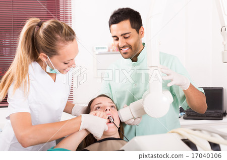 patient checking the teeth an digital xray patient checking the teeth an digital xray 17040106