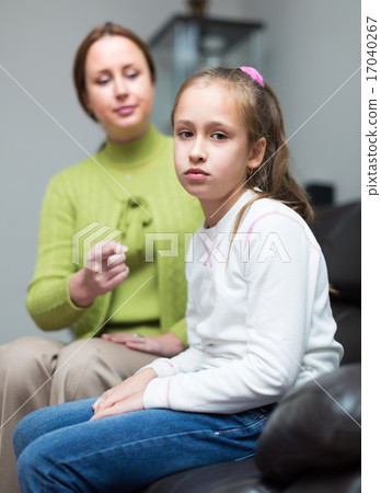 Mother berating daughter 17040267