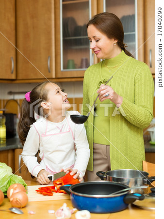 girl and mother making soup 17040299