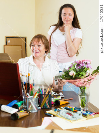 Woman paints a picture for her admirer 17040581