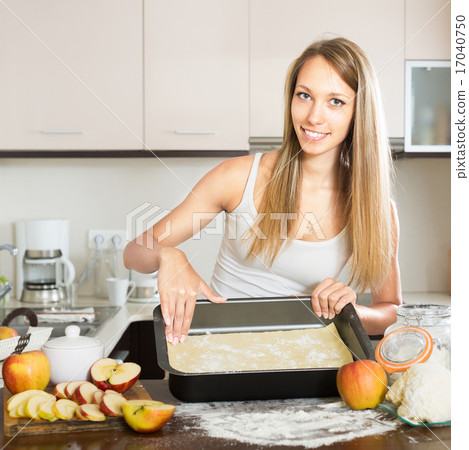 woman in the kitchen 17040750