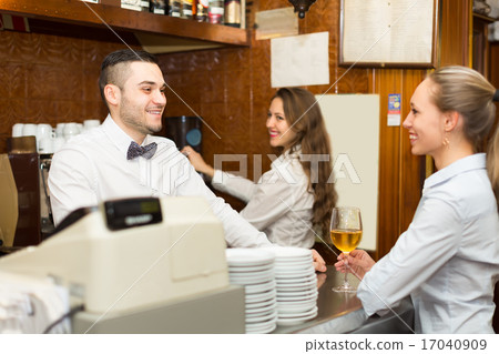 female chatting with bartenders 17040909