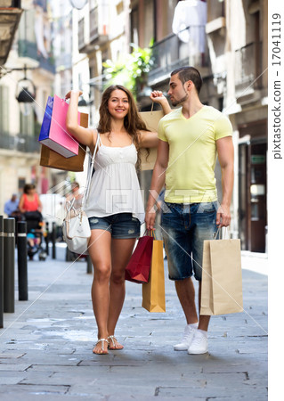Young tourists in shopping tour 17041119