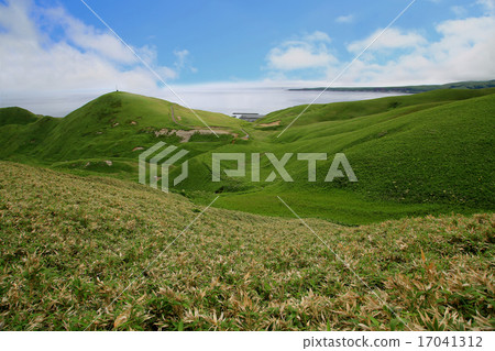 Trekking around Reebokshima Cape Hokkaido 17041312