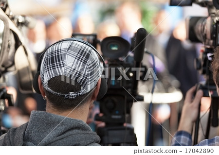 News conference 17042890