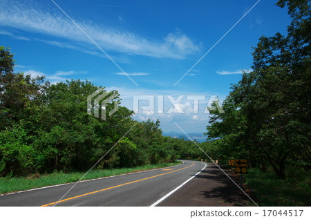 Refreshing blue sky and Goshiki skyline (Kagawa prefecture Takamatsu city) Refreshing blue sky and Goshiki skyline (Kagawa prefecture Takamatsu city) 17044517