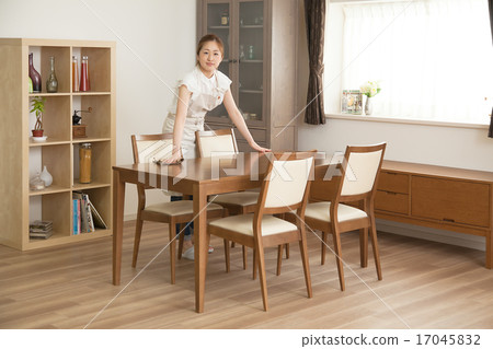 做家事的婦女在餐廳 17045832