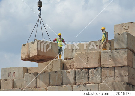 Stacking MLT block at the construction site  17046173