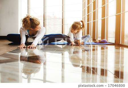 Mother and daughter makeing yoga in the gym 17046800