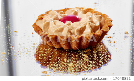 Sweet tartlets filled with cream  17048851