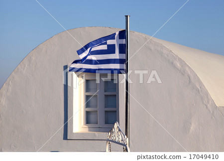 Greece flag on sunset light in Oia, Santorini isla Greece flag on sunset light in Oia, Santorini isla 17049410