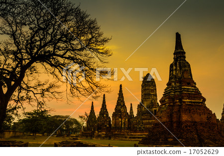Sunset old Temple wat Chaiwatthanaram 17052629