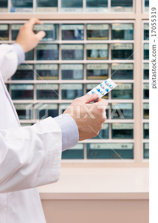 Handy pharmacist to take out medicine 17055319