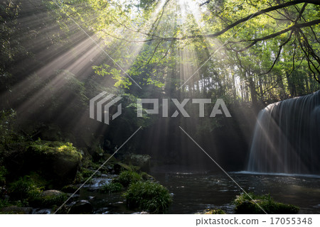 Nabega瀑佈光束 17055348