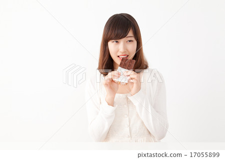 吃巧克力的一個少婦 17055899