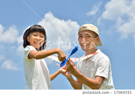 Fly model sky to blue sky Parent-child (summer) Fly model sky to blue sky Parent-child (summer) 17060591
