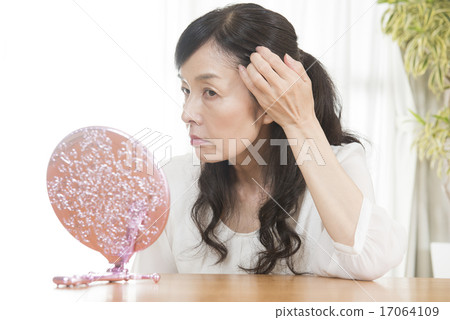 A woman in her 50s who performs skin care 17064109