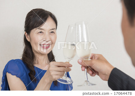 穿著高級女性 穿著高級女性 17064478