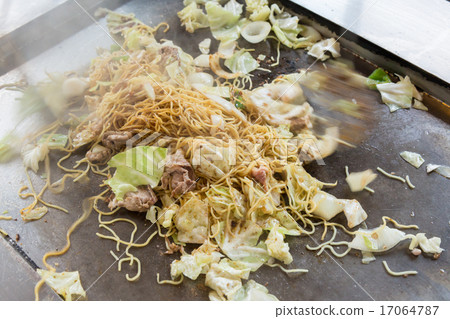 Make fried noodles 17064787