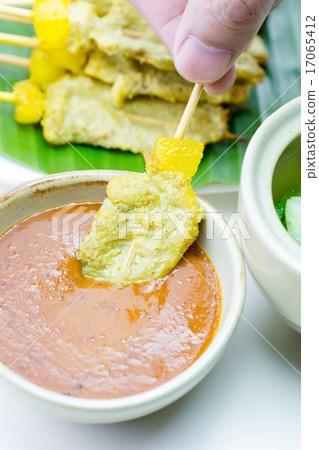 Grilled Pork Satay with Peanut Sauce and Vinegar 17065412