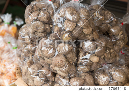 Dried shiitake mushrooms  17065448
