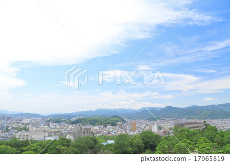 建築物和藍天（高知市的城市景觀） 17065819