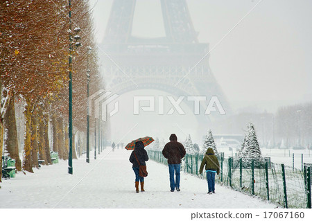 Rare snowy day in Paris 17067160