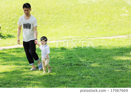 父母和孩子走的手以綠色 17067669