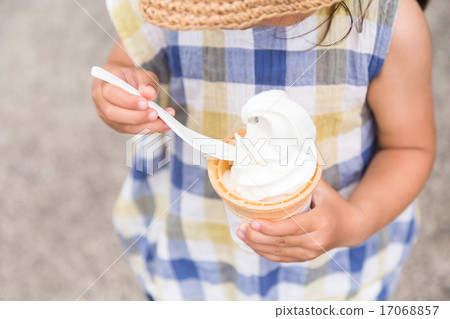 一個吃軟奶油的女孩 一個吃軟奶油的女孩 17068857
