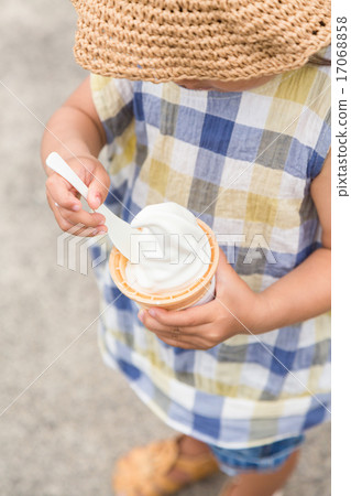 一個吃軟奶油的女孩 一個吃軟奶油的女孩 17068858
