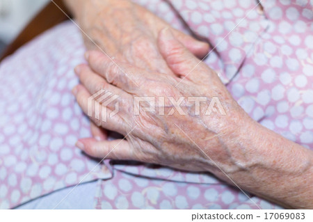 Hand of the elderly 17069083