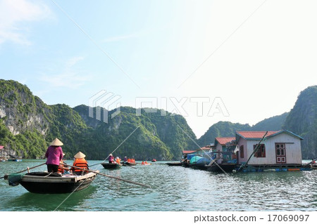 Landscape of Halong Bay in the summer 17069097