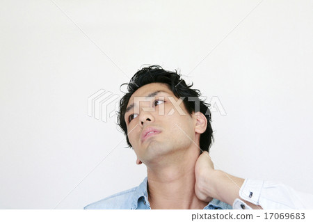 A young man looking up at the neck 17069683